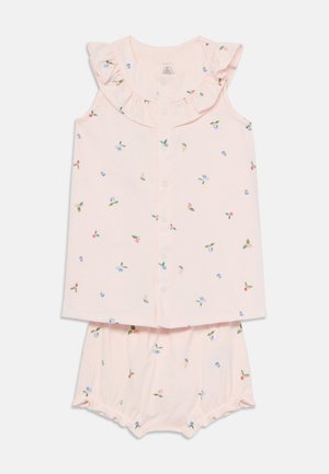 Helles pinkes Baumwoll-Zweiteiler-Outfit mit kleinen Blumenmuster, featuring ein ärmelloses Oberteil mit Rüschen und elastischen Shorts für zusätzlichen Komfort.
