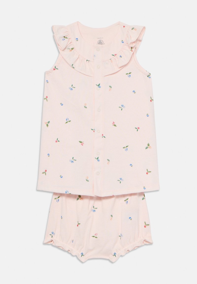 Completo in cotone rosa chiaro a due pezzi con una piccola stampa floreale, composto da una top senza maniche con ruches e pantaloni corti elasticizzati per il massimo comfort.