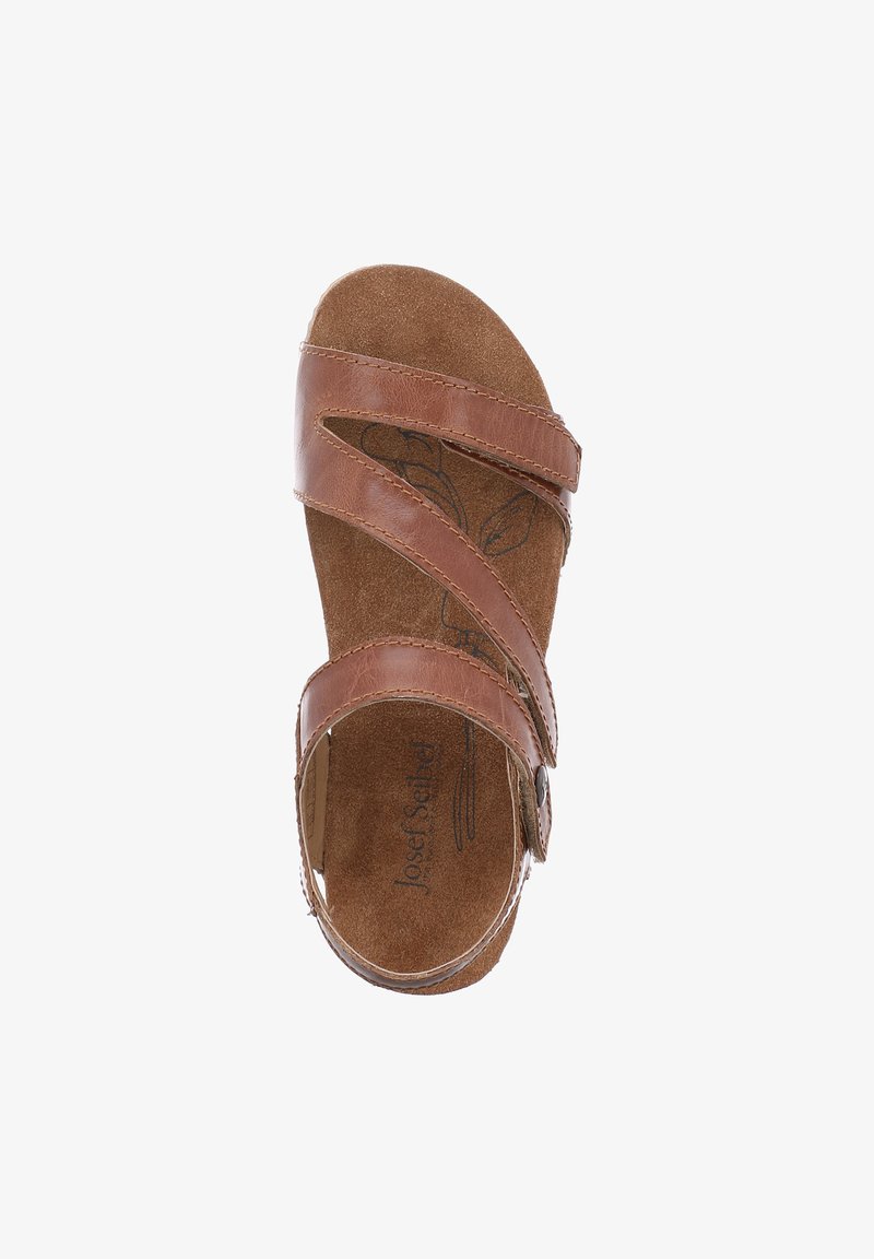Sandal in pelle marrone con fasce incrociate, soletta imbottita e dettaglio a fibbia. Texture simile al camoscio e motivo floreale sulla soletta. Design con punta aperta.