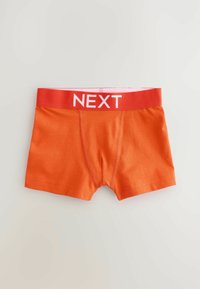 Oranga bomullsboxershorts med ett rött midjeband som har vit text "NEXT". Slät textur, mellanlång design och kort benlängd.