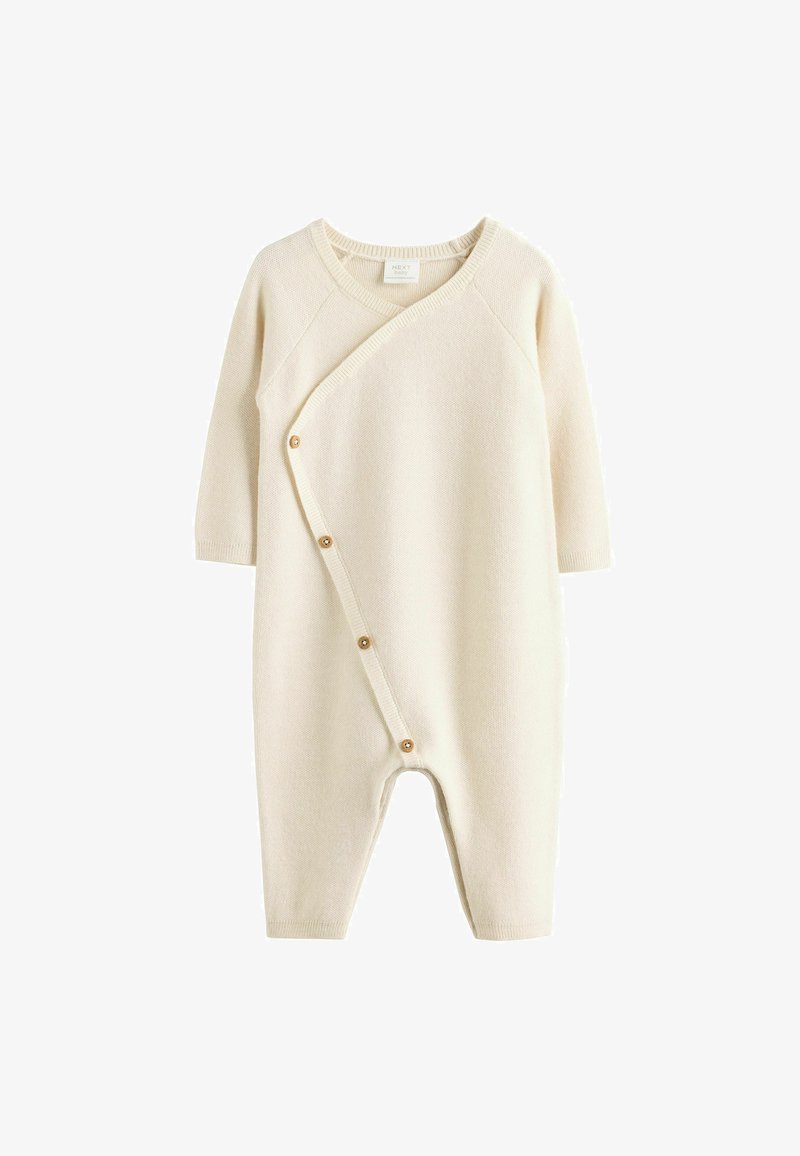 Crème-kleurige gebreide baby romper met lange mouwen, wikkelontwerp en houten knoopsluitingen langs de zijkant en binnenbeen.