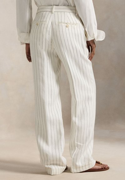 Λευκό ριγέ παντελόνι με φαρδιά γραμμή και άνετη εφαρμογή, με δύο πίσω τσέπες, διακριτικές κίτρινες λεπτομέρειες και λεία υφή.