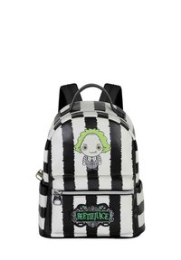 Mochila a rayas en blanco y negro con una figura de dibujo animado, con un bolsillo frontal con cremallera y un logo de "Beetlejuice" en verde.