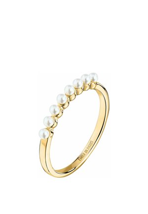 Goldener Ring mit sieben gleichmäßig verteilten kleinen weißen Perlen entlang der Oberseite, innen mit "EMILY IN PARIS" graviert.