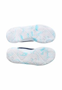 Sulan på skon har en texturerad vit gummiyta med blå detaljer, designad med cirkulära mönster och en krysslogotyp för bättre grepp.