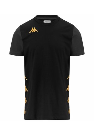 T-shirt nera a maniche corte con logo Kappa dorato sul petto e accenti dorati ripetuti lungo i lati. Realizzata in tessuto liscio.
