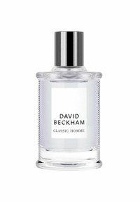 Läpinäkyvä lasinen parfymflaska med cylindrisk form, silverlock och strukturerade sidor. Etiketten lyder "DAVID BECKHAM CLASSIC HOMME."