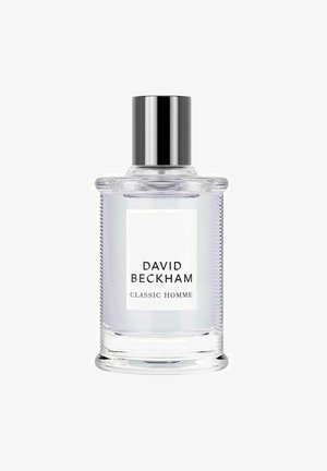 Läpinäkyvä lasinen parfymflaska med cylindrisk form, silverlock och strukturerade sidor. Etiketten lyder "DAVID BECKHAM CLASSIC HOMME."