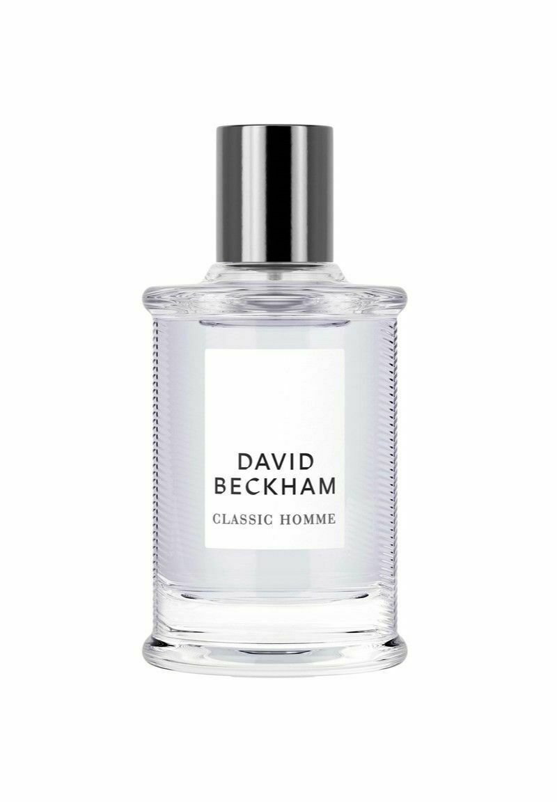 Läpinäkyvä lasinen parfymflaska med cylindrisk form, silverlock och strukturerade sidor. Etiketten lyder "DAVID BECKHAM CLASSIC HOMME."