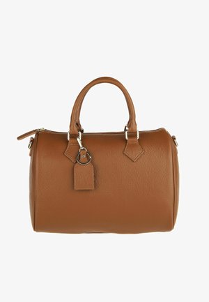 Bolso de mano de cuero marrón con textura de grano, forma redondeada, dos asas superiores y una etiqueta desmontable. Presenta detalles en metal plateado.