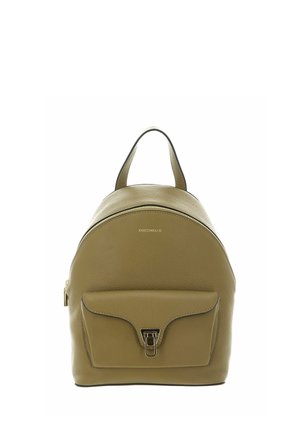 Sac à dos en cuir vert olive avec poche avant à rabat, fermoir doré, poignée supérieure et fermeture éclair, étiqueté "Coccinelle".