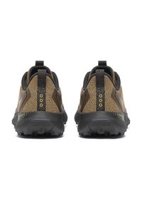 Trailrunning schoenen met een gestructureerde bruine en zwarte bovenkant. Voorzien van een zwarte rubberen zool met een robuust profiel voor grip; inclusief gele accenten.