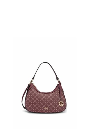 Piccola borsa a tracolla color mogano con motivo chiaro del logo ripetuto, emblema dorato del marchio e ciondolo rotondo dorato abbinato sulla tracolla nera.