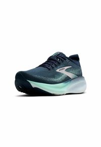 Modrá bežecká obuv s textúrovaným sieťovaným zvrškom, reflexnými striebornými akcentmi, polstrovanou podrážkou a kombináciou tmavomodrých a svetlomodrých odtieňov.