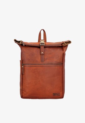 Brauner Roll-Top-Rucksack aus Leder mit einer vorderen Reißverschlusstasche, einem Metallverschlussriemen und einem Tragegriff vor weißem Hintergrund.