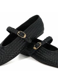 Zwarte geweven leren schoenen met een platte zool, voorzien van een gevlochten band en gouden gespen. Textuur op het oppervlak voegt visuele interesse toe.
