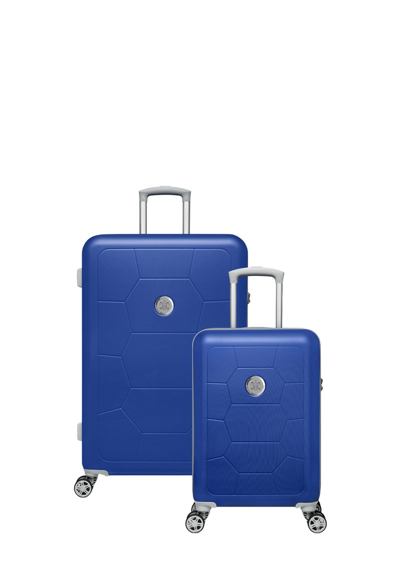 Blauwe harde koffer set, bestaande uit een grotere en een kleinere koffer, met hexagonale patronen, zilveren hardware, uitschuifbare handvatten en vier wielen.