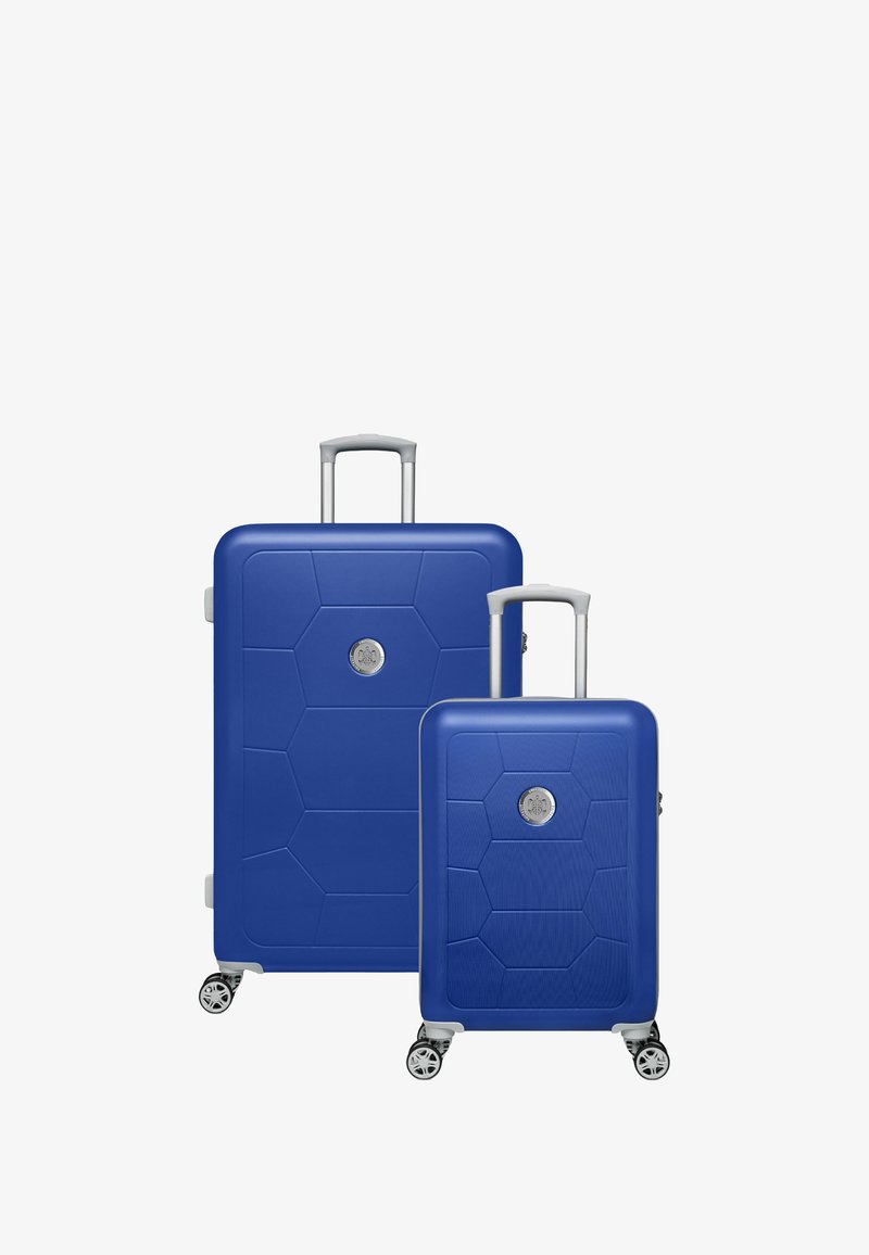 Blauwe harde koffer set, bestaande uit een grotere en een kleinere koffer, met hexagonale patronen, zilveren hardware, uitschuifbare handvatten en vier wielen.