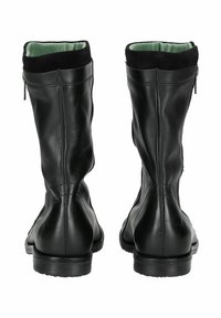Czarne skórzane kozaki do kolan o gładkim wykończeniu, z czarnymi zamszowymi akcentami na górze i bocznymi zamkami błyskawicznymi ułatwiającymi zakładanie. Teksturowane gumowe podeszwy.