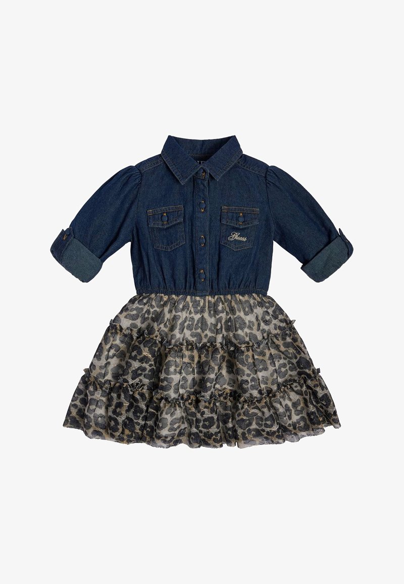 Dżinsowa sukienka z zapięciem na guziki i krótkimi bufkowymi rękawami; warstwowa spódnica z falbankami w panterkę w odcieniach beżu i czerni.