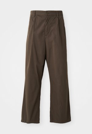 Braune, weite Baumwollhosen mit vorderem Knopfverschluss, Gürtelschlaufen und einer glatten, matten Textur.