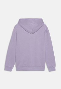 Felpa con cappuccio lavanda dal texture morbido e liscio. Presenta una tasca a marsupio, polsini e orlo a costine. La vista posteriore mostra un design semplice.