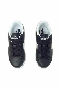 Sneaker neri a basso profilo realizzati in materiale sintetico, con accenti bianchi, lacci neri e design della punta perforato. Fodera interna bianca.