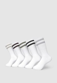 Cinque paia di calzini bianchi con bande a strisce in contrasto nei colori grigio, nero, verde scuro, bordeaux e beige. Texture a costine nella parte superiore.