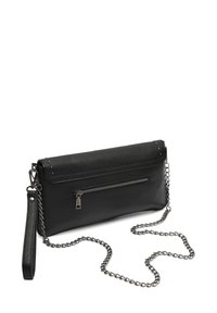 Zwarte leren clutch met een zipcompartiment, kettingriem en studs. Gladde textuur, rechthoekige vorm en vouwontwerp.