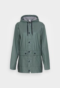 Vihreä huppu sade-taking, jossa on raidallinen vuori, mustat napit edessä, kiristettävä huppu ja kaksi etupuolelle sijoitettua läppätaskua.