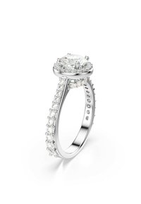 Pierścionek zaręczynowy z białego złota z dużym okrągłym diamentem w centralnej części, otoczony mniejszymi diamentami wzdłuż obrączki.