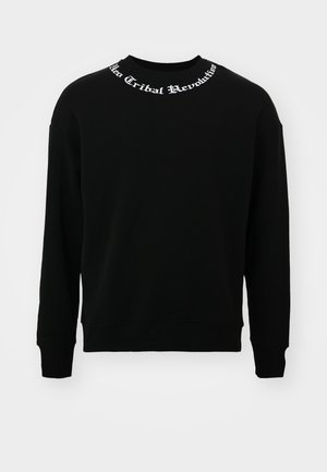 Sweat-shirt noir à manches longues avec texte gothique blanc « Tribal Revolution » le long de l'encolure.