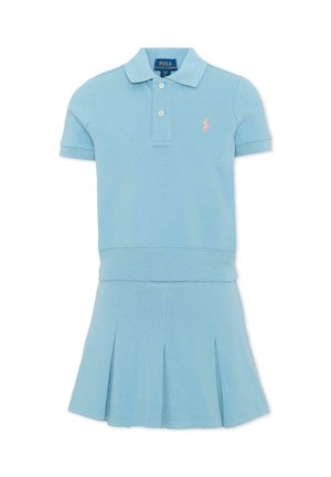 Lichtblauw poloshirt met korte mouwen, kraag en knopen, gecombineerd met een bijpassende plissérok, met een roze geborduurd logo op de borst.
