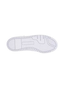 Suola di sneaker bianca in gomma con motivo testurizzato e marchio "GUESS". Presenta scanalature per la presa e una finitura liscia e resistente.