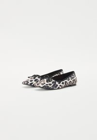 Cipele s leopard uzorkom, ravne, izrađene od mekog materijala, s šiljastim vrhom i crnim obrubom; sadrže dva mašna na prednjoj strani za dodatni detalj.