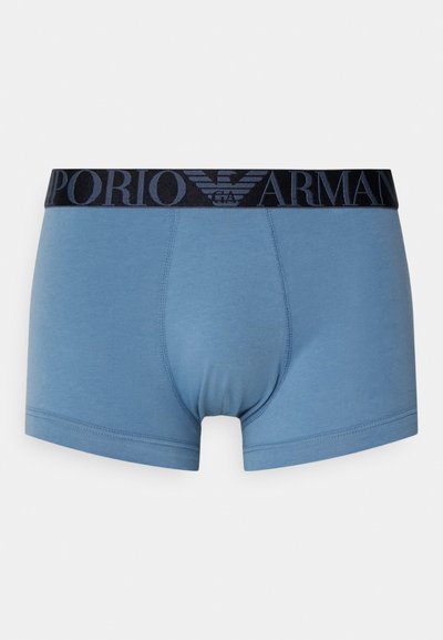 Sötétkék férfi boxeralsó, rugalmas anyagból, fekete logóval ellátott derékrésszel, amelyen az "Emporio Armani" felirat található, sima felülettel.