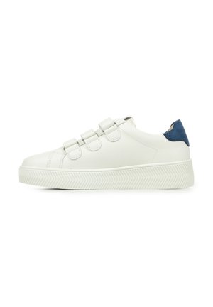 Sneaker en cuir blanc avec trois bandes réglables, accent en suède bleu contrasté sur le talon et semelle en caoutchouc texturé blanche.