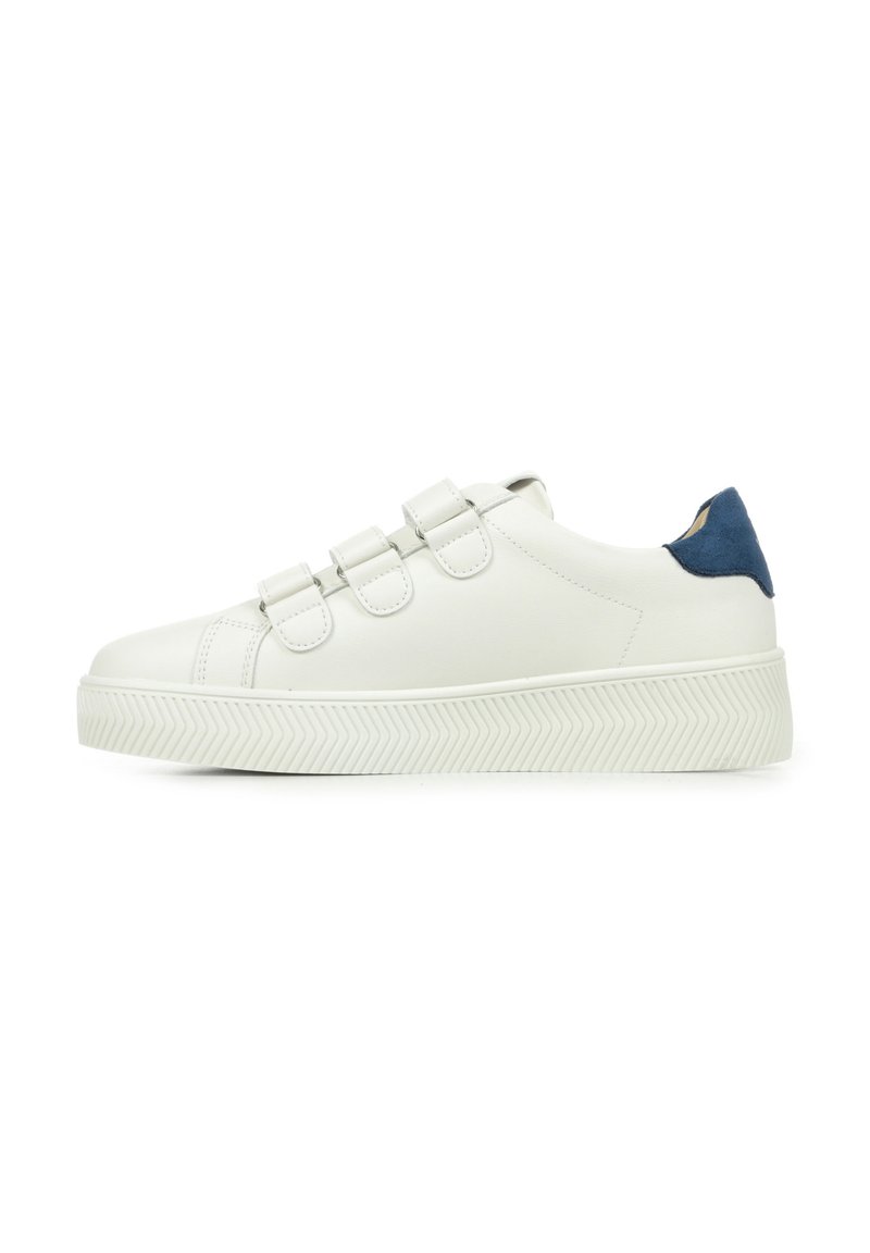 Witte leren sneaker met drie verstelbare banden, contrasterende blauwe suede accent op de hiel en een gestructureerde witte rubberen zool.