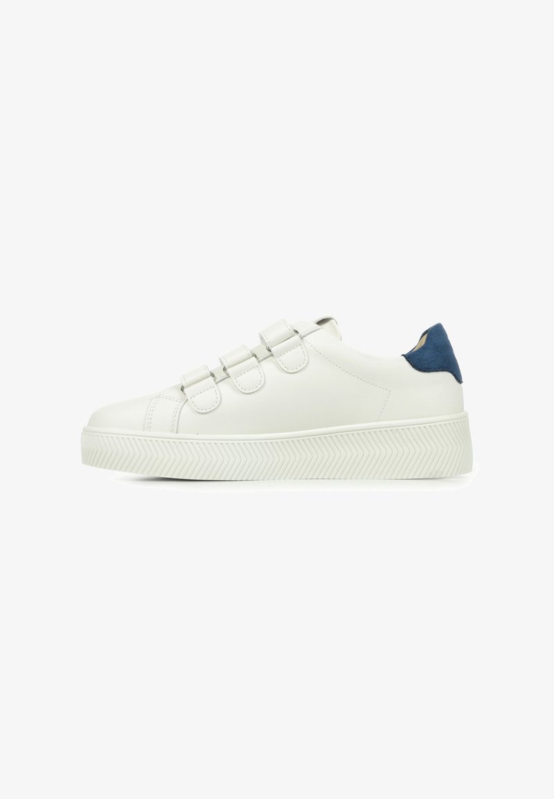 Witte leren sneaker met drie verstelbare banden, contrasterende blauwe suede accent op de hiel en een gestructureerde witte rubberen zool.