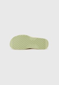 Talpă de cauciuc verde cu un model de profil hexagonal; margini netede și secțiuni ușor ridicate pentru aderență.