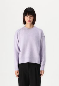 Pull en lilas tricoté avec un ourlet et des poignets c�ôtes, présentant une coupe décontractée et des manches raglan. Texture douce et apparence légère.