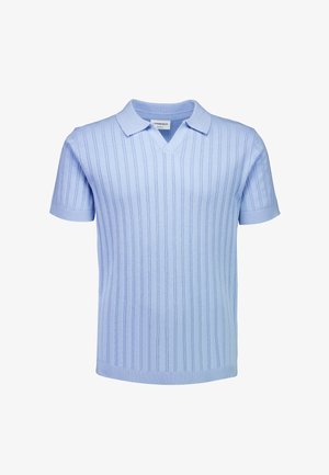 Hellblaues kurzärmeliges Polohemd mit vertikalen, strukturierten Streifen und einer V-förmigen Kragenaussparung.