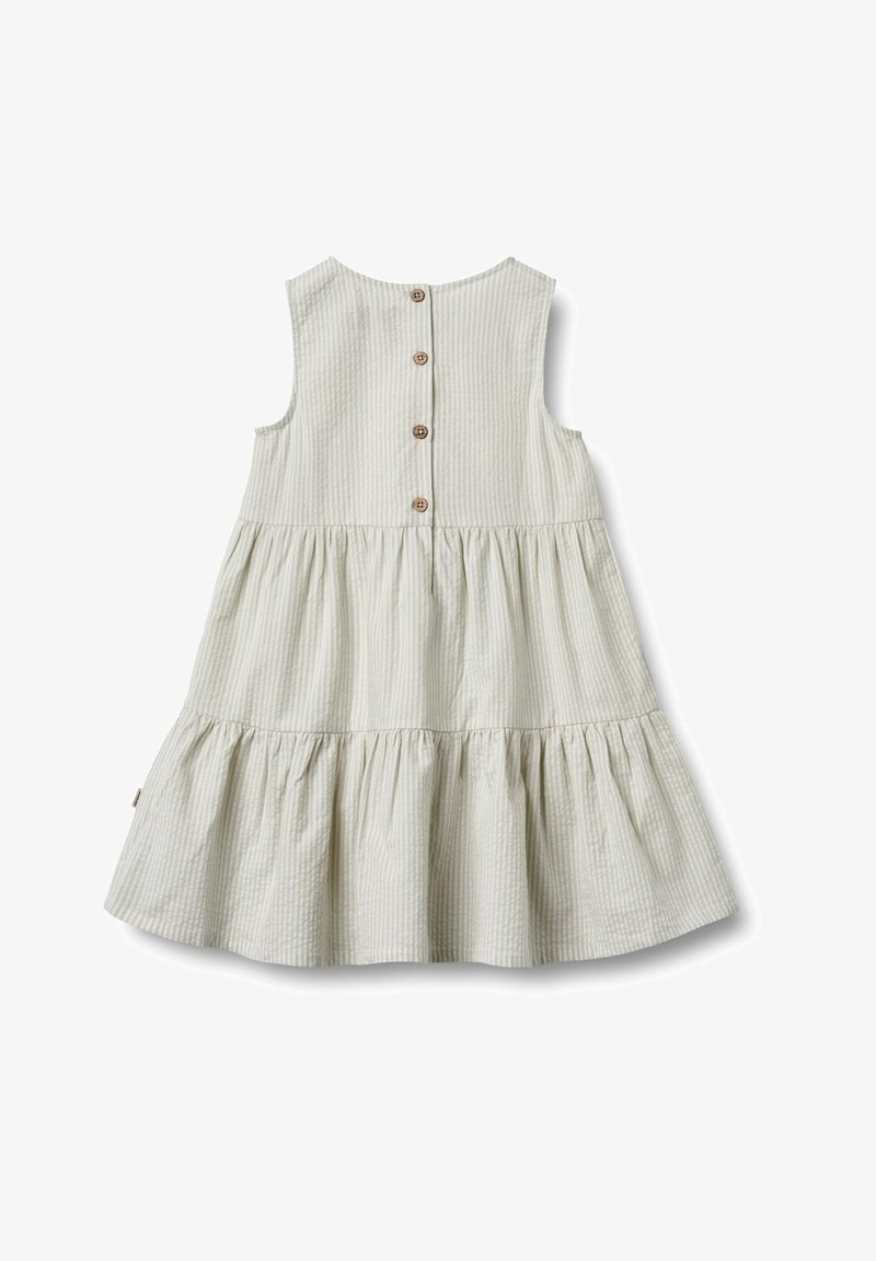 Robe beige sans manches pour tout-petit avec de fines rayures verticales, des volants froncés et quatre boutons marron dans le dos.