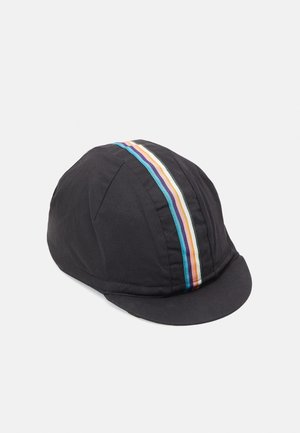 Zwart fietspetje met een korte klep, met een verticale streep in blauw, wit, paars en oranje in het midden.
