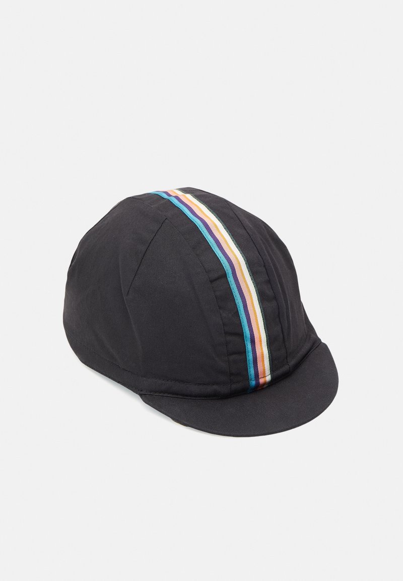 Casquette de cyclisme noire avec une petite visière, présentant une bande verticale bleu, blanc, violet et orange au centre.