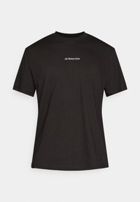 T-shirt de algodão preto com mangas curtas e decote redondo, apresentando texto bordado em branco "A Terra Prometida" no peito. Textura suave.