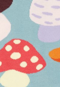 Bunte Stoffe mit verschiedenen Pilzen, darunter rot mit weißen Punkten, helllila und orange, vor einem hellblauen Hintergrund.