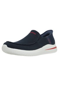 Kék slip-on cipők strukturált kötött felsőrésszel és fehér gumitalppal. Jellemzője a piros díszítés a sarokon és az oldalon. Könnyű és rugalmas kialakítás.