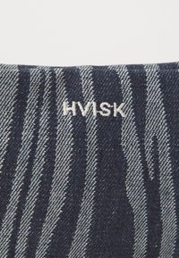 Tessuto di denim con un motivo a strisce blu marine e grigie; presenta il marchio "HVISK" ricamato in bianco. Superficie testurizzata.