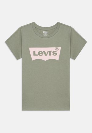 Olīvu zaļš kokvilnas T-krekls ar lielu rozā Levi's logotipu raksturīgajā izliekumā. Īsās piedurknes un apaļais kakls.